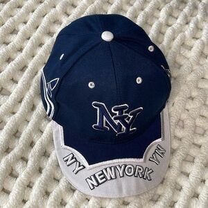NY Yankees embroidered navy/white cap. OS, Wool and acrylic. New without‎ tags.